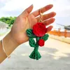 Retro handvävd roshänge nyckelringar kvinnor eleganta flätade blommor nyckelringar damer handväskor charms hängande ornament gåvor