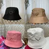 Brand Bucket Hats Men Designer Designer Hat z listem trójkąta Sunbonnet Black Beach Casquette Podróżowanie Sunhats309e