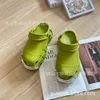 Chaussures à la maison couples mâles couples de grande taille surélevée décontractée semelle épaisse semelle demi-remorque métal liu ding creux de pantoufles froides