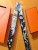 Sciarpe di design Sciarpa di seta di lusso Fascia per donna Lettere Stampa Fiore imita Stili diversi sul davanti e sul retro6587612
