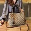 Frauenbeutel Sommer Neue Frauenhandtasche mittleren Alters der Mutter im mittleren Alter der Mutter mit einem Schulter-Messenger-Tasche Geldbörsen Y7CR351y