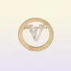 Lettere di design del marchio di lusso per spille da pins Donne 65Style Gold Crystal Crystal Pearl Rhinestone Cape Buckle Stupia per spillo del perno 9817430