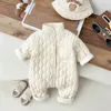 Rompertjes Ins Winter geboren jongen Pluche Romper Bovenkleding Baby Baby Kraag Effen Isolatie Buiten Jumpsuit Romper 231211