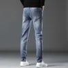 Jeans da uomo firmati Jeans blu chiaro per nuovi pantaloni lunghi estivi a vita media elasticizzati slim fit piccoli piedi stile sottile 5E6I