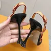 Luxury Women Designer Brand Blossom Sandals Fashionable Classic Letter Plum Heel pekade Fint band Sandal äkta lädersula Non Slides Damer utomhusskor