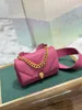 Mini borsa a tracolla con tracolla in pelle regolabile e removibile che può essere indossata come borsa a mano o pochette, rendendola versatile per il giorno e la sera