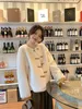 Pele feminina jovem estilo chinês fivela curto lã de cordeiro corte casaco para mulher pequena estatura