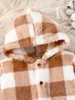 Barboteuses Automne et hiver bébé filles Onesie Brown Plaid doux arctique velours pieds à capuche mignon né vêtements chauds barboteuse 231211