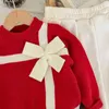Комплекты одежды Симпатичный свитер для девочек Красный Мягкий теплый пуловер с бантом Подарочные вязаные топы с эластичной резинкой на талии Твердые брюки 2 шт. Детская рождественская одежда Костюм 231211
