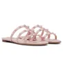 Lyxvarumärke Slipperskor Kvinnor glider på sandaler skor Pyramid Studs Flat Feminine Footwear Lady Comfort Walking EU35-43