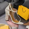 Buty designerskie Kobieta Kamienna Wzór pustych masywnych sandałów okrągłe palce T-Buckle Dekoracyjne sandały na wysokim obcasie 90 mm klapki klapki