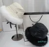 Moda kova şapka tasarımcısı şapka kış şapka yazı tasarımları sıcak moda giyim tatil hediyeleri
