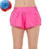 lu-16 Faixa de verão que 2,5 polegadas Hotty Hot Shorts soltos respiráveis de secagem rápida esportes femininos calças de ioga saia versátil casual bolso lateral academia un