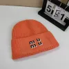 Downicze dla projektantów Nowe i kobiety Winter Wysokiej jakości Brimless Urinal Classic Printed Letter Wool Hat
