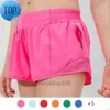 lu-16 Faixa de verão que 2,5 polegadas Hotty Hot Shorts soltos respiráveis de secagem rápida calças esportivas femininas de ioga saia versátil casual bolso lateral