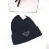 Luxury Sticked Hat Brand Designer Herr- och kvinnors monterade hattar unisex 100% Cashmere Letter Casual Skull Hat Outdoor Fashion Triangle Hat