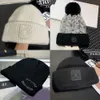 Klassisk mode Jacquard Män och kvinnor utan takfoten Hatt fritidsskydd Cap Cap Outdoor Cotton Hats Warm Autumn Winter Sticked Windbreak Christmas Gift