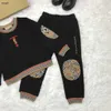 Varumärke Baby Tracksuits Designer Kids Hoodie Set storlek 110-160 Mönstrad Joint Patch Design Toddler Hoodies and Pants Dec05