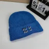 Downicze dla projektantów Nowe i kobiety Winter Wysokiej jakości Brimless Urinal Classic Printed Letter Wool Hat