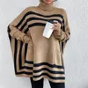 Kvinnors tröjor Överdimensionerad stickad Turtleneck randig tröja Top Cape Pullover Batwing Sleeve Knitwears Women Casual Loose Pocket