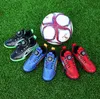 Barnens roterande spänne sneaker pojkar flickor professionella träning fotbollskor anti slip lätt mode fotbollskor