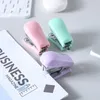 Söt Macaron Color Mini Stapler för Student Stationery Combo Set Bekväm häftapparat och häftklamrar för bindande papper