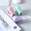 Simpatica mini cucitrice a colori Macaron per cancelleria per studenti Set combinato comoda cucitrice e punti metallici per rilegare la carta