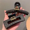 Diseñador Chica Horquillas para el cabello Accesorios para el cabello de cuero de lujo Parte posterior de la cabeza Pinza para agarrar una cola de caballo de una línea Pinza para el cabello Pinza para tiburón grande Color negro Diseñadores de París 2 Estilo Stock