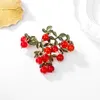 Broscher 2023 söt tjej enkla stift tranbär frukt corsage för kvinnor mode smycken tillbehör