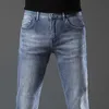 Jeans da uomo firmati Jeans blu chiaro per nuovi pantaloni lunghi estivi a vita media elasticizzati slim fit piccoli piedi stile sottile 5E6I