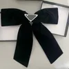 Projektant nowy metalowy klip do włosów rekina klasyczny trójkąt czarny bowknot luksusowe litery klip włosów Kobiety Wysokiej jakości prezent Hairjewelry Vintage Headwear 20style styl