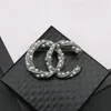 Diseñador de lujo Broches de perlas Moda para hombre para mujer Marca Doble letra Colgante Broche Suéter Traje Traje Pin Ropa Joyería Accesoriosk5