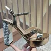 Miui Crystal Silver Sandals Femmes Designers Chaussures Rhinestone Fashion Plateforme talons Top Qualine Geut Le cuir Chaussure en cuir 13 cm