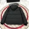 Män Winter Coat Designer Mens Jackets Feather Puffer Högkvalitativ nedgångar Fyllning av rundad metall Trim Långärmar Huven Dragkedja Värme Jacka