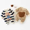 Rompertjes MILANCEL Baby Dikker Voering Jongenskleding Gestreepte Meisjes Jumpsuits Beer Outfit 231211