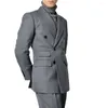 Abiti da uomo Set completo grigio Sciolto doppio petto con risvolto a punta 2 pezzi Giacca pantaloni Blazer Costume elegante Abbigliamento di lunghezza regolare