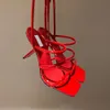Роскошные дизайнерские туфли Женская специальная каблука на каблуке лодыжки Сансочные ремешки перфорированные сандалии патентные телячья кожа.
