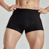 Shorts masculinos fitness alta elasticidade gelo malha olhos respirável secagem rápida super sem costura designi calças de dois quartos. Foto