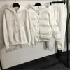 Conjunto de tres piezas cálido y engrosado Conjuntos de trajes para correr Chaqueta de algodón con manga desmontable Sudadera con capucha de felpa Pantalones largos casuales Chándal de diseñador Ropa de mujer