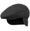 HT1405 ciepłe zimowe czapki z klapką ucha mężczyzn retro beret czapki solidne czarne wełniane czapki dla mężczyzn grube do przodu płaski bluszczowy kapelusz tato T2194231