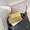 Kadınlar için küçük ve minimalist tasarım, tek omuz crossbody çantası moda el çantası kele çantası için yeni bir versiyon