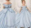 2024 Bleu Ciel Épaule Longue Robe De Fille De Fleur Élégant Arc Princesse Satin Robe De Bal Pour Enfants Fête D'anniversaire Première Communion Robes