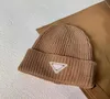 8 färger vinter varmt stickat hatt unisex designer fasta färg hattar lyx triangel mössor mens casual cap kvinnor beanie casquette d2115287012