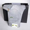 Jeans masculinos designer de luxo primavera e verão ff novos jeans de cor clara para homens na moda estilo europeu fino ajuste pequeno perna reta casual calças compridas produtos VDUC