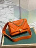 Mini borsa a tracolla con tracolla in pelle regolabile e removibile che può essere indossata come borsa a mano o pochette, rendendola versatile per il giorno e la sera