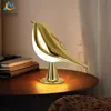 Figurines décorativesModerne Simple Magpie Led Lampe de Table Chambre Étude Lampe de Chevet Salon Décoration Tactile Oiseau Lampe de Bureau Voiture Aromathérapie Lampe 231207