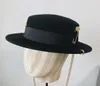 Zwarte pet vrouwelijke Britse wollen hoed Fashion Party Flat Top Hat Chain Strap en Pin Fedora's voor dames Streetstyle Shooting15631929