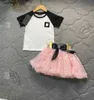 Neue Baby-Tracksuits Sommerkinder Kleidergröße 100-150 Spleißdesign Girl T-Shirt und süßer Spitzenrock Dez.05