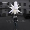 Merveilleux accessoires de défilé blanc, marionnette gonflable étoile de tir, modèle météore tenant un ballon comète gonflable pour événement