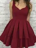 Sukienki imprezowe Krótka satynowa satyna Linia mini -warstwy bez rękawów 2023 Burgundowe formalne suknie specjalne